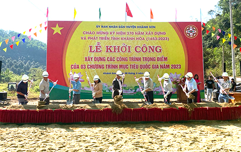 Lãnh đạo huyện Khánh Sơn thực hiện nghi thức động thổ, khởi công xây dựng các công trình thuộc 3 chương trình mục tiêu quốc gia trên địa bàn huyện
