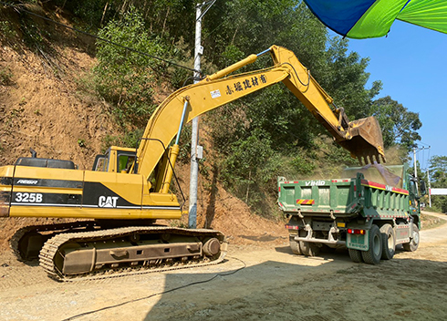 Công ty TNHH Lê Huỳnh CR tiến hành thi công xây dựng tuyến đường thừ thôn Tha Mang (xã Ba Cụm Bắc) đi thôn Tà Lương (thị trấn Tô Hạp)
