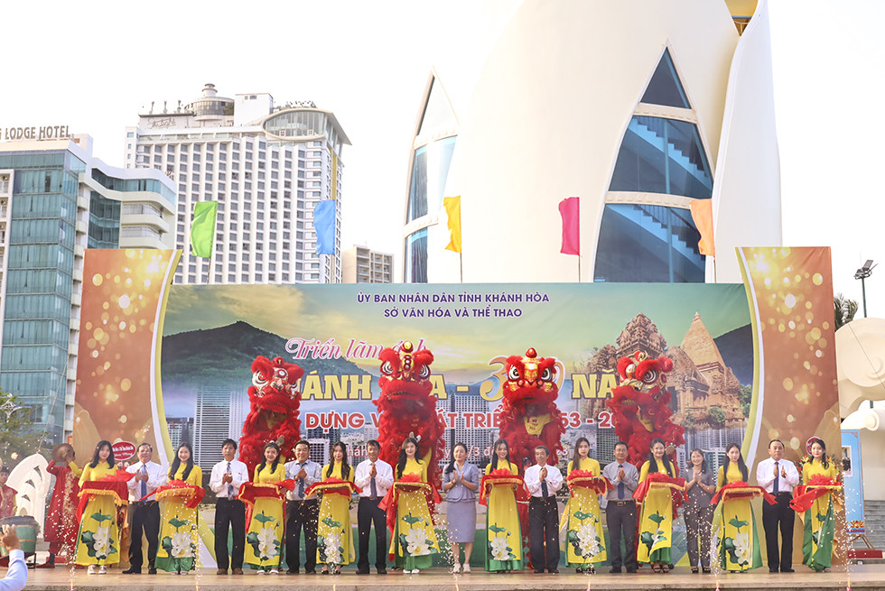 Các đại biểu cắt băng khai mạc triển lãm ảnh Khánh Hòa - 370 năm xây dựng và phát triển.