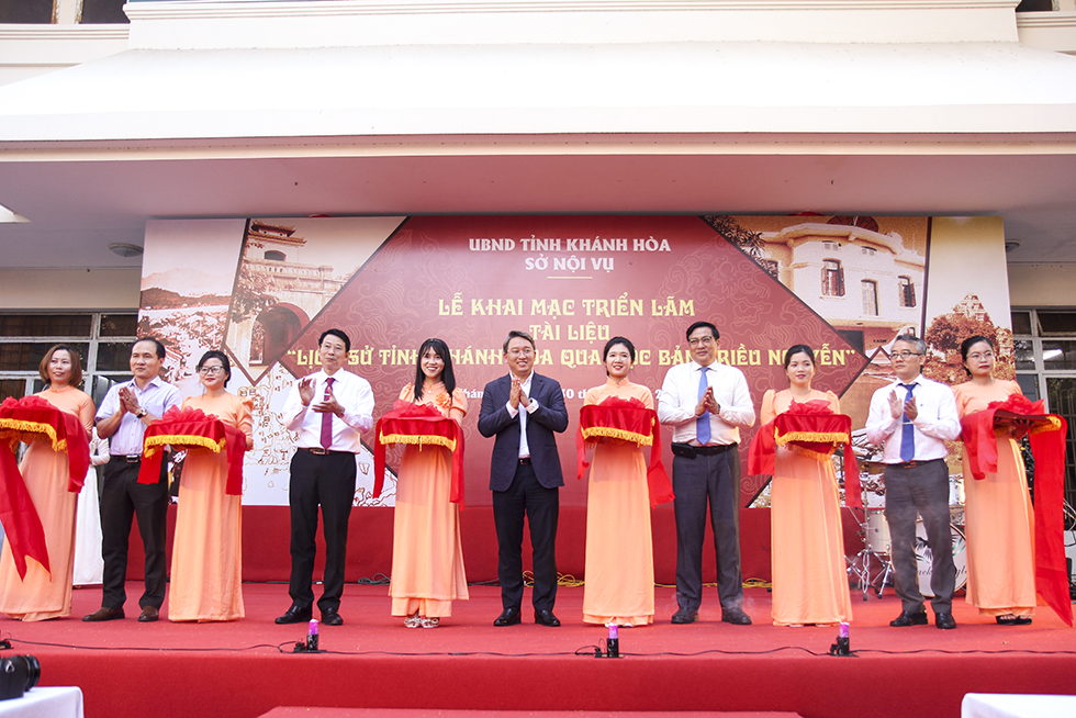 Ông Nguyễn Hải Ninh và các vị lãnh đạo tỉnh cắt băng khai mạc triển lãm tài liệu lịch sử tỉnh Khánh Hòa qua mộc bản triều Nguyễn.