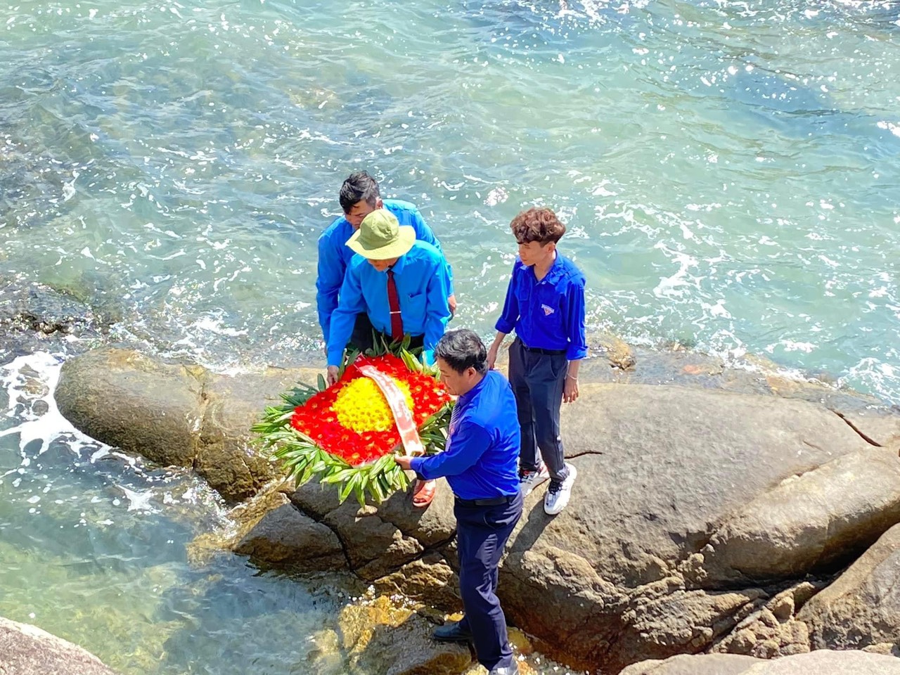 Đoàn thanh niên thị xã  Ninh Hòa thả vòng hoa tưởng niệm các ành hùng tại Khu lưu niệm di tích tàu C235.