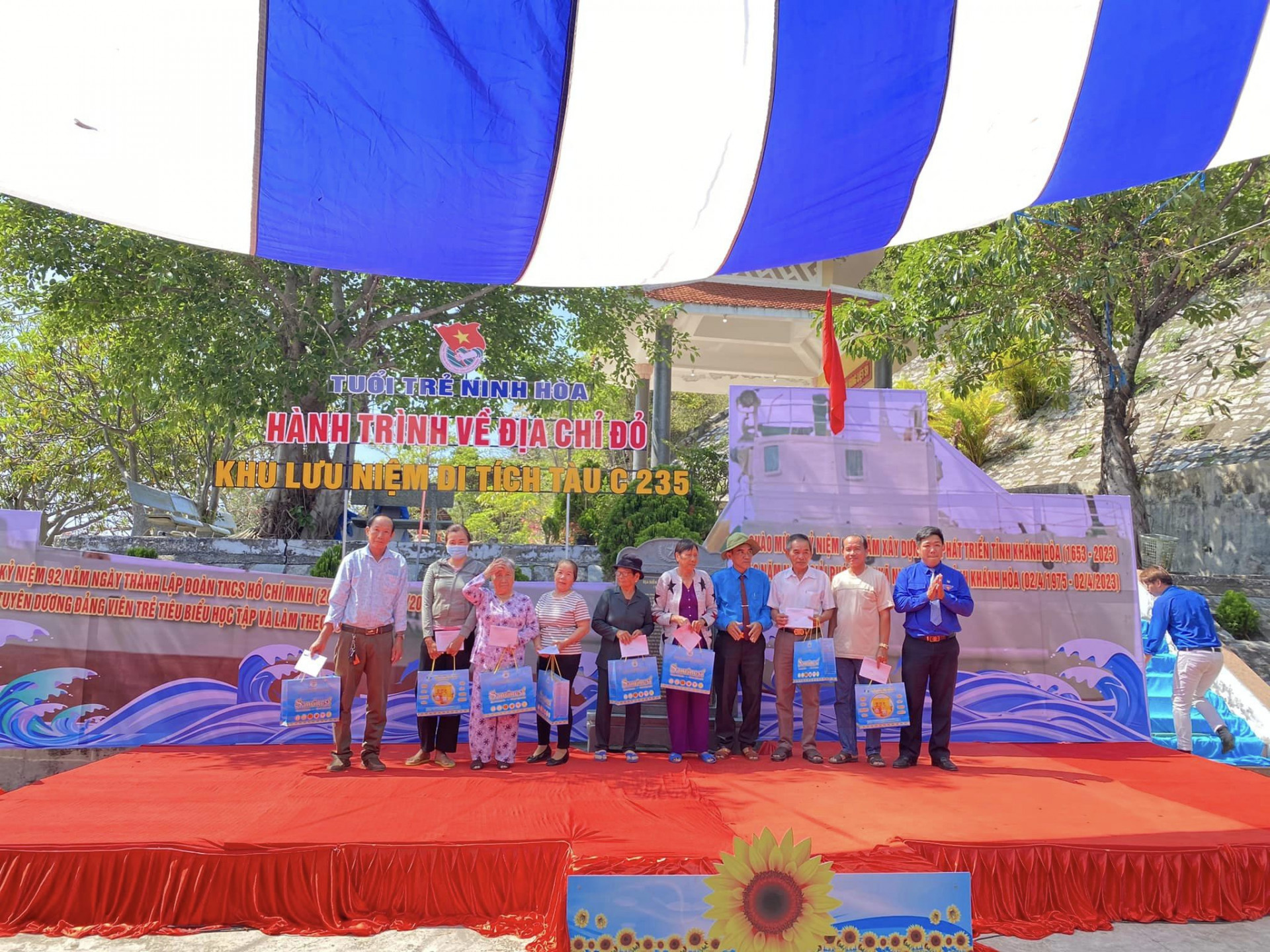 Đoàn thanh niên thị xã Ninh Hòa trao quà cho những gia đình có hoàn cảnh khó khăn tại Khu lưu niệm di tích tàu C235.