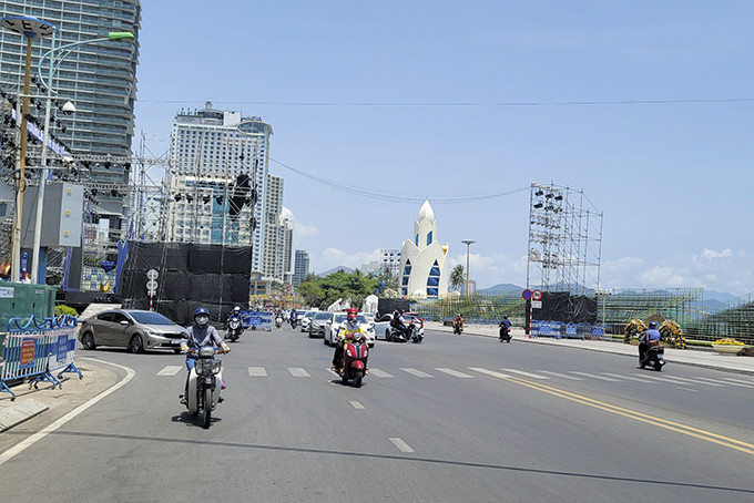 Từ nút giao đường Trần Phú với đường Nguyễn Thị Minh Khai đến đường Lê Thánh Tôn, cấm lưu thông 2 chiều từ 9 giờ đến 12 giờ ngày 1-4.