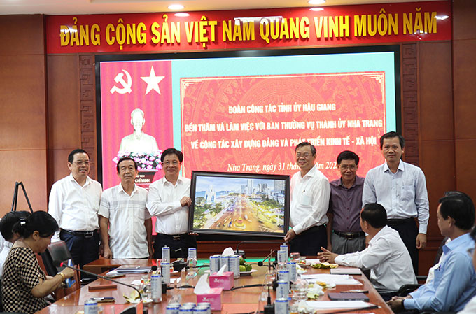 Ban Thường vụ Thành ủy Nha Trang tặng quà lưu niệm cho đoàn công tác.