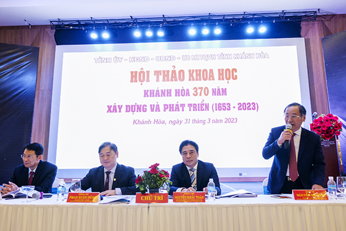 Các đồng chí chủ trì hội thảo.