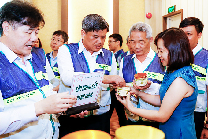 Lãnh đạo Bộ Nông nghiệp và Phát triển nông thôn tham quan, dùng thử sản phẩm sầu riêng sấy của Công ty TNHH Nông nghiệp Thành Hưng.