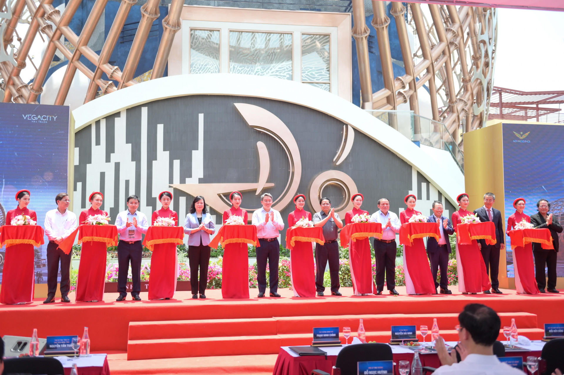 Thủ tướng Phạm Minh Chính cùng các lãnh đạo Trung ương, lãnh đạo tỉnh Khánh Hòa thực hiện nghi thức cắt băng khánh thành Nhà hát Đó.