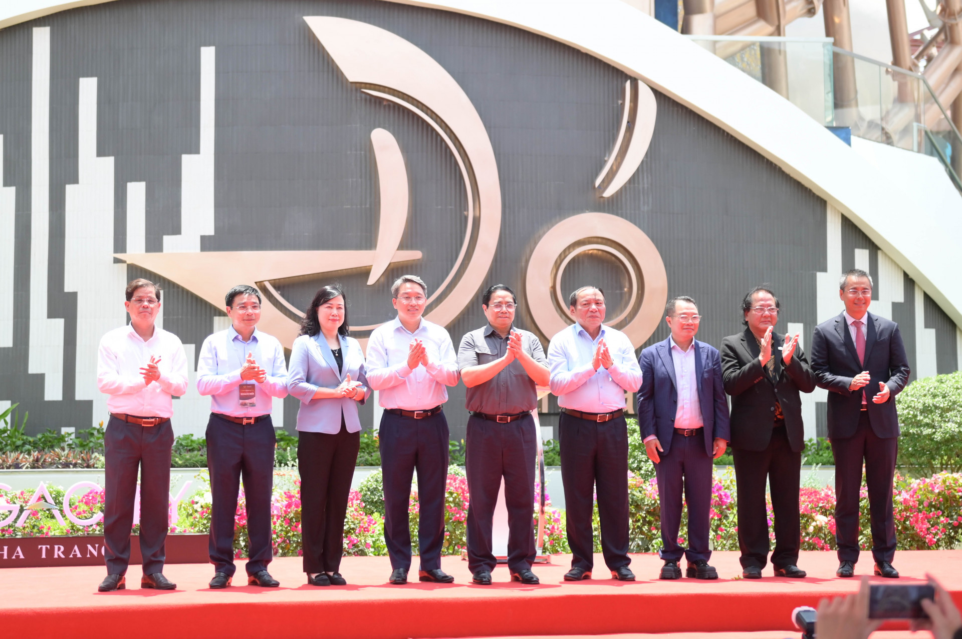 Thủ tướng Chính phủ Phạm Minh Chính cùng các vị lãnh đạo chụp hình lưu niệm tại lễ khánh thành