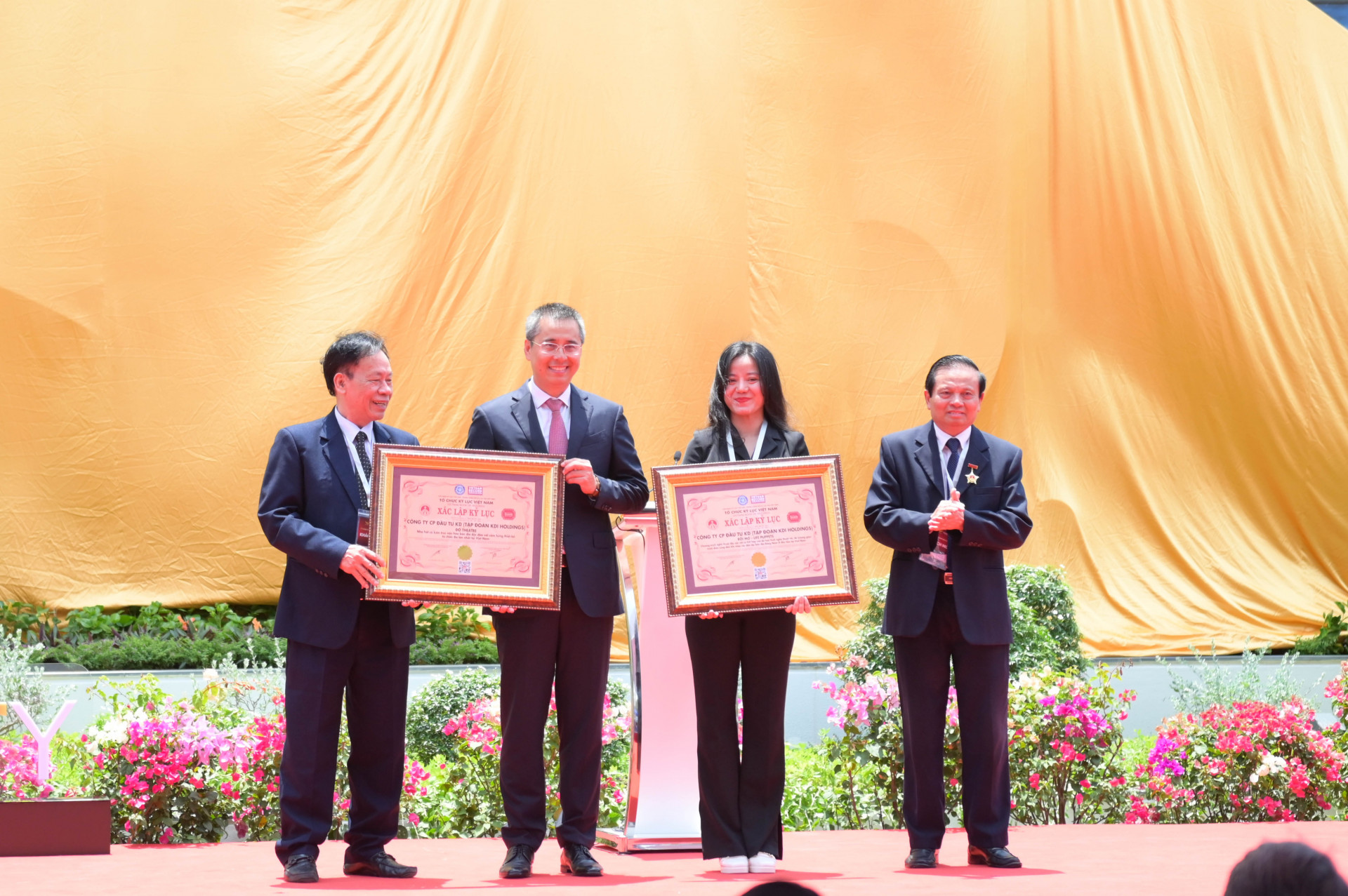 Đại diện Tổ chức Kỷ lục Việt Nam trao hai giải thưởng cho Nhà hát Đó 