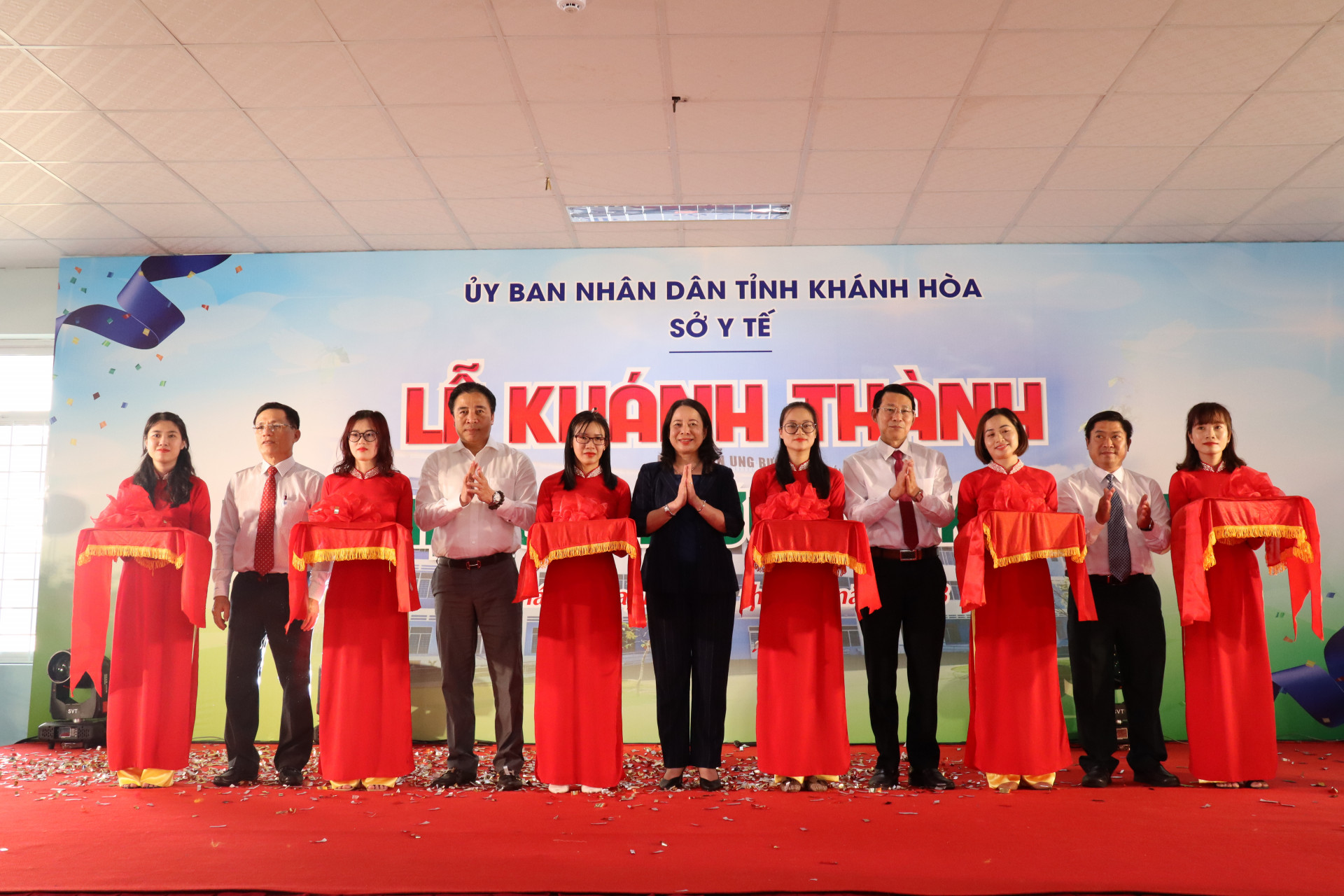 Phó Chủ tịch nước Võ Thị Ánh Xuân cắt băng khánh thành Bệnh viên Ung bướu tỉnh Khánh Hòa