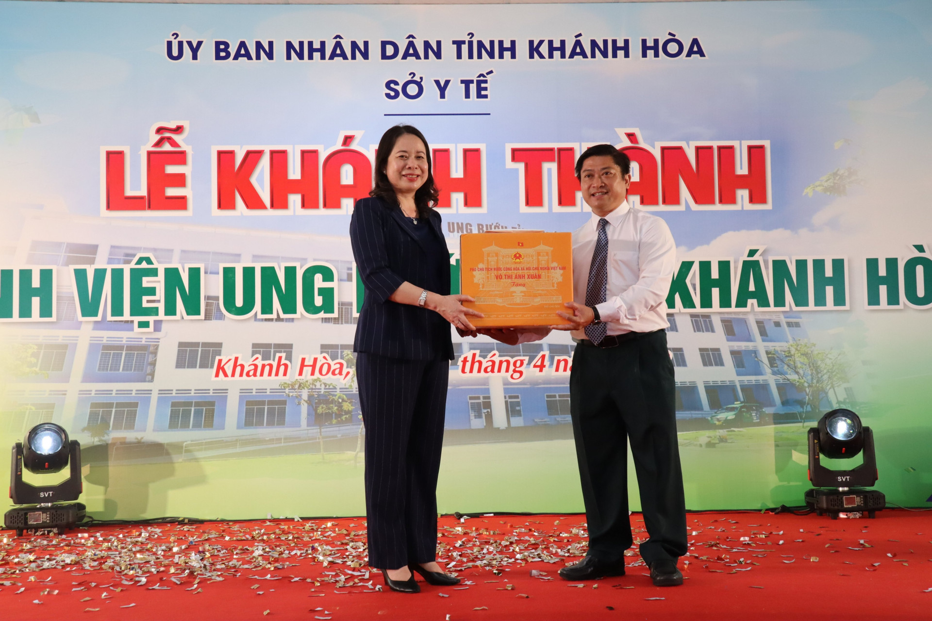 Phó Chủ tịch nước Võ Thị Ánh Xuân tặng quà cho Bệnh viên Ung bướu tỉnh Khánh Hòa.