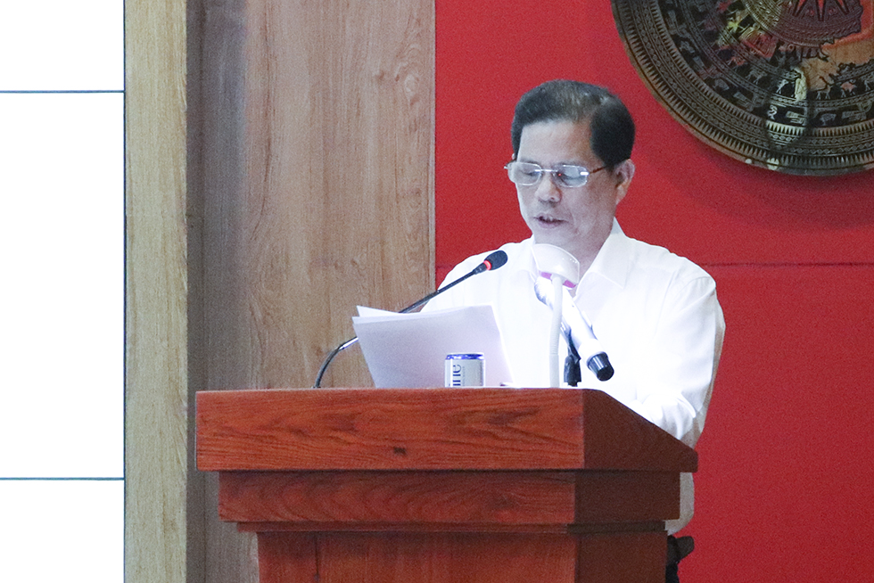 Ông Nguyễn Tấn Tuân báo cáo tình hình phát triển kinh tế - xã hội của tỉnh.