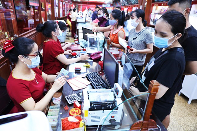 Giá vàng SJC đảo chiều tăng 150.000 đồng, chênh lệch được thu hẹp